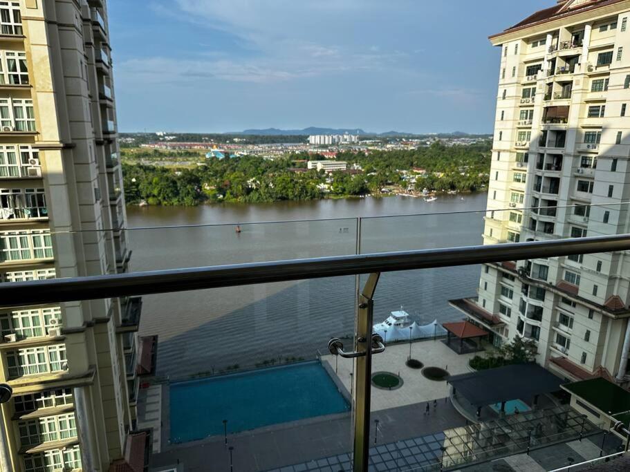 A.R Homestay Riverine Condominium Кучинг Екстериор снимка